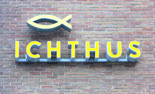 ichthus logo op steen